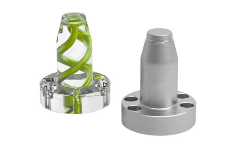Deux objets cylindriques : l'un transparent avec une spirale verte ; l'autre en argent massif. Tous deux possèdent une base circulaire percée de trous.
