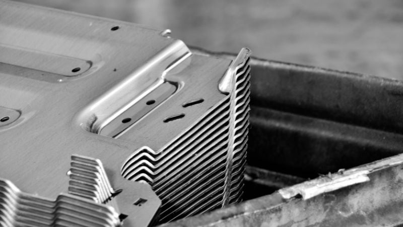 Autodiely vyrobené presným nástrojom na lisovanie plechov