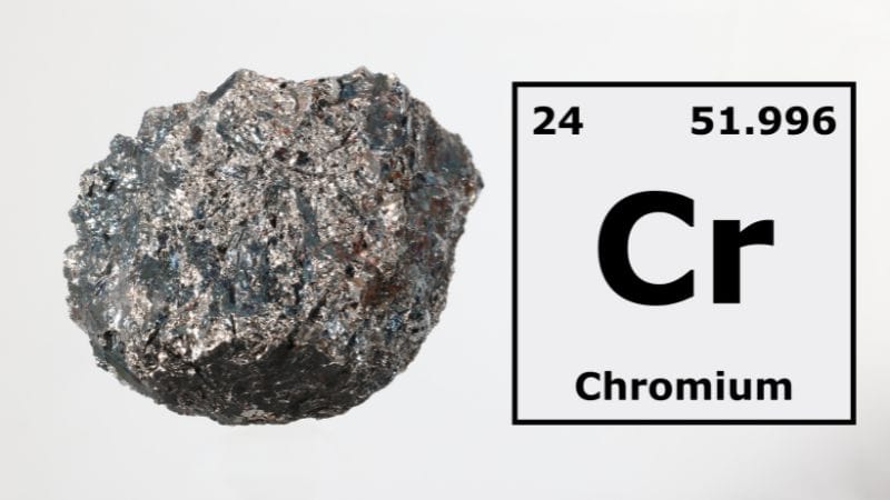 흰색 배경의 페로크롬(페로크롬) 조각