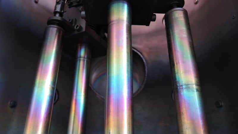 진공증착실 내부의 코팅강봉 위의 무지개