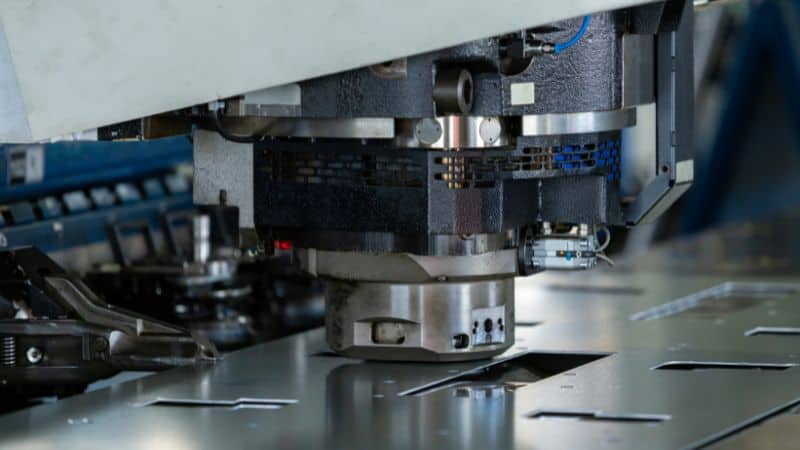 dierovací lis na lisovanie kovov, rezanie plechov vo výrobe