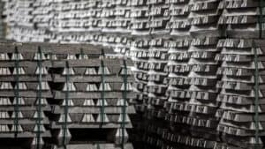 pilhas de lingotes de alumínio