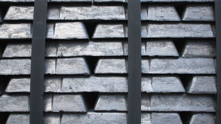 снимка отблизо на купчина блокове Zamak