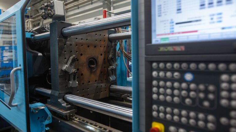 a micro injection molding machine for precision injection molding