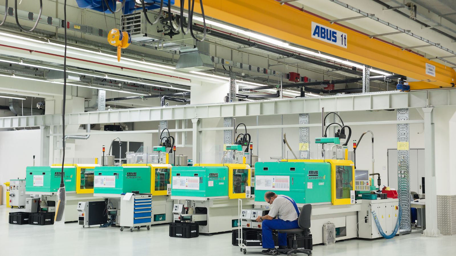 injection molding machine for overmolding